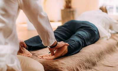 What are the benefits of acupressure therapy?